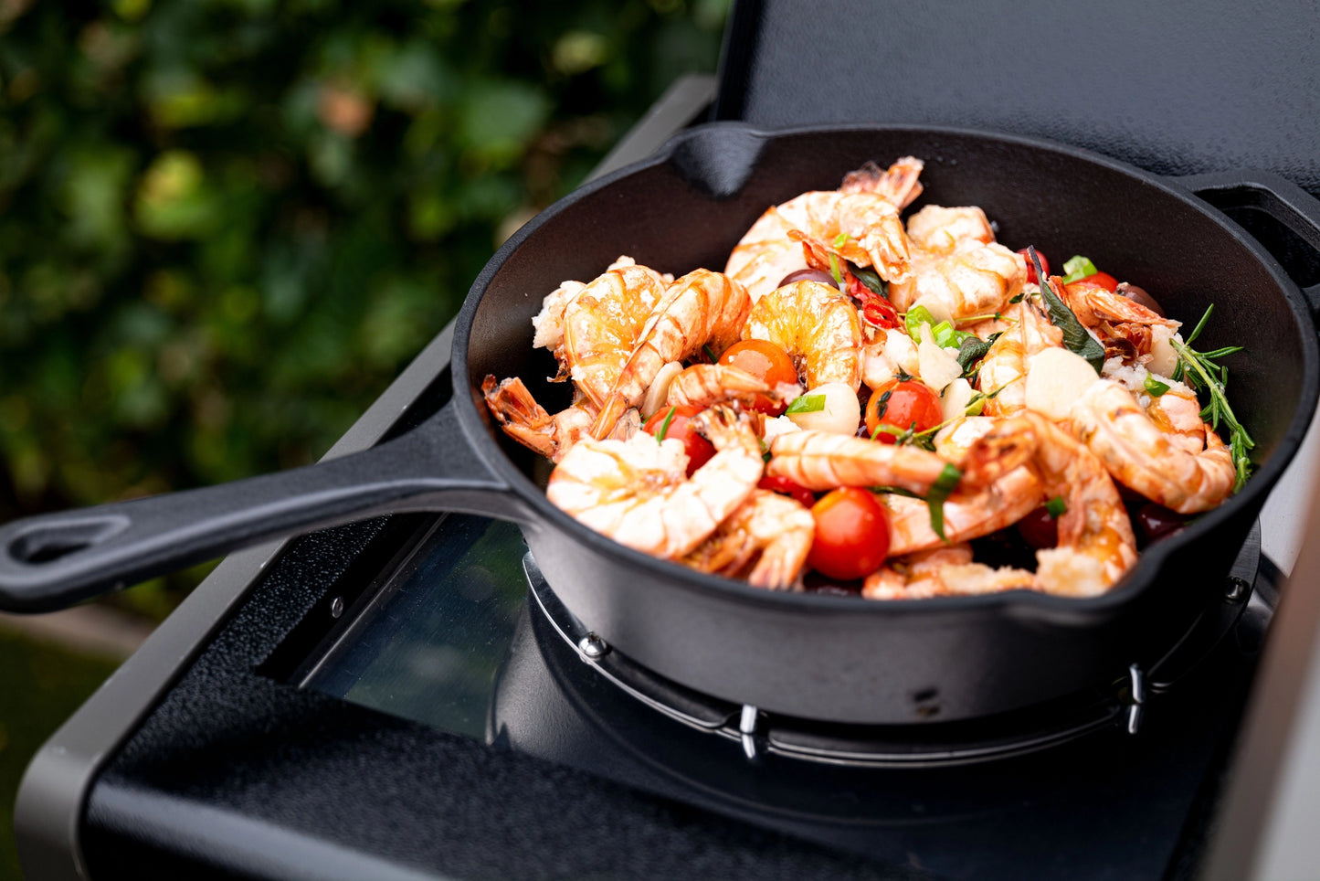 Napoleon Rogue® 425 RSB with rear and side burner, Black [GEN-2] RB425RSBPK-2